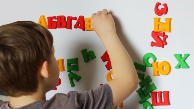 l'enfant joue avec les lettres de l'alphabet Jeu intellectuel enseignement primaire préscolaire