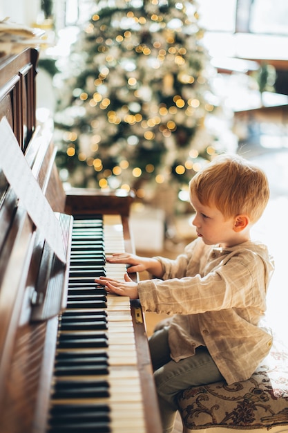 Un enfant joue un vieux piano 1