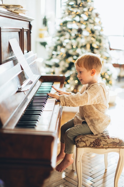 Un enfant joue un vieux piano 2