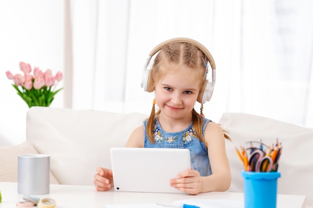 Enfant, jouer, jeux, tablette, maison