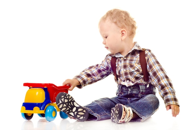 enfant avec des jouets