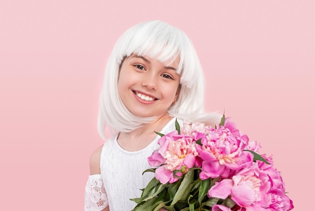 Enfant joyeux avec bouquet de fleurs