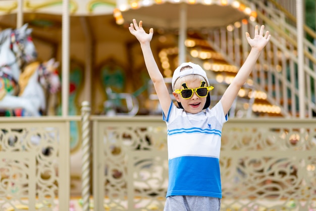 Un enfant joyeux dans un parc d'attractions