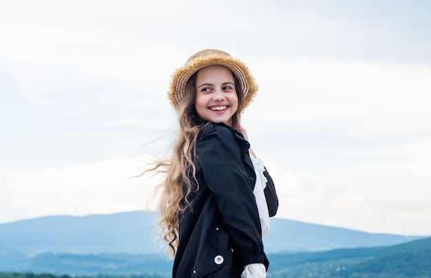 Enfant joyeux avec un style de mode décontracté aux cheveux longs pour une belle enfant adolescente en plein air