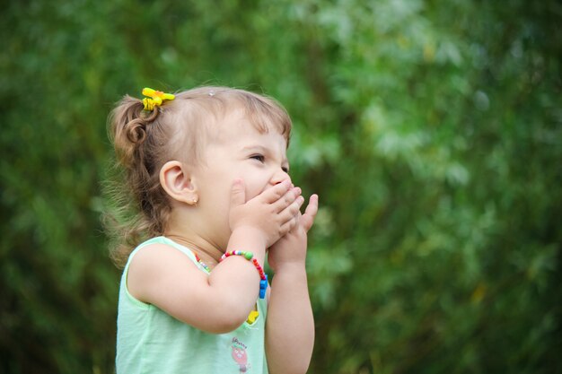 Enfant laisser les bulles de savon. Mise au point sélective.