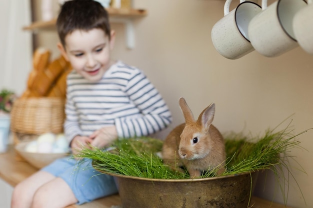 Enfant avec lapin et décor de Pâques