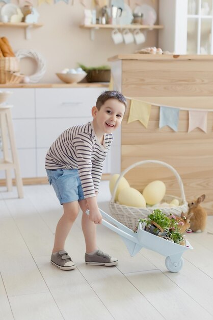 Enfant avec lapin et décor de Pâques