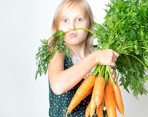 Un enfant avec un légume