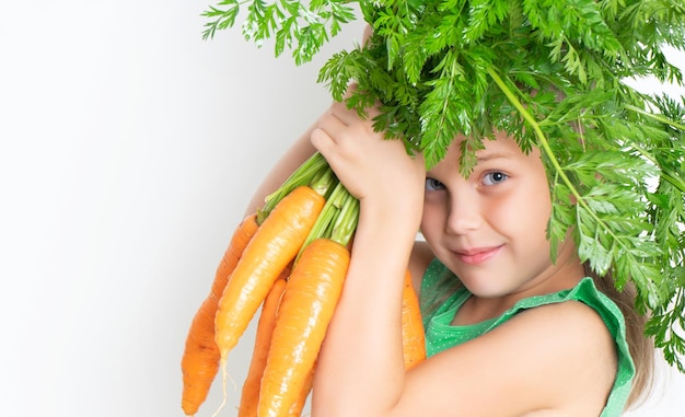 Un enfant avec un légume