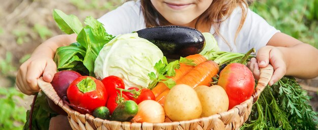 Enfant et légumes à la ferme. Mise au point sélective. nmature.