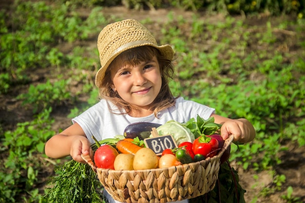 Enfant et légumes à la ferme Mise au point sélective