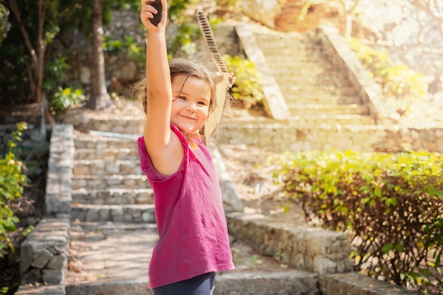 L'enfant a levé les mains après la victoire