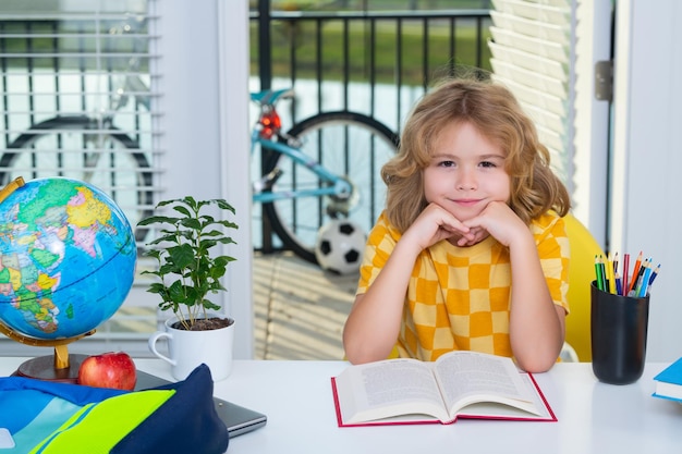 Enfant lisant un livre écolier étudiant en classe à l'école élémentaire enfant étudiant en leçon