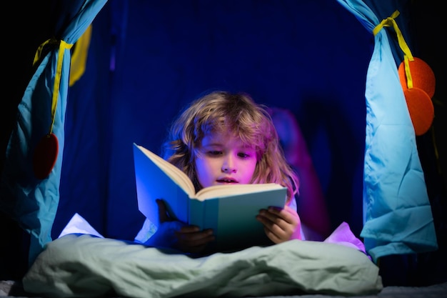 Enfant lisant un livre Heure du coucher des enfants Garçon lire un livre au lit