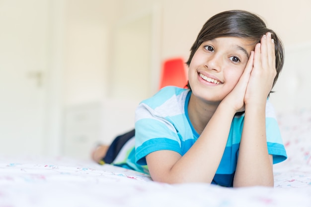 Enfant sur le lit dans la chambre