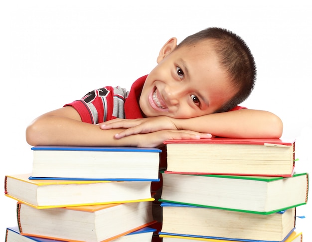 Enfant avec livre isolé sur fond blanc