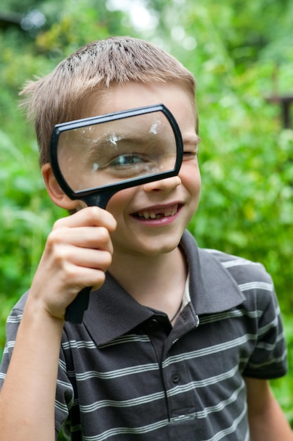 Enfant avec loupe