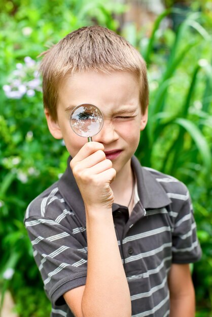 Enfant avec loupe