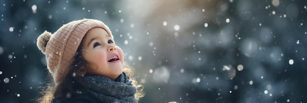 Un enfant ludique apprécie le pays des merveilles hivernales en capturant des flocons de neige