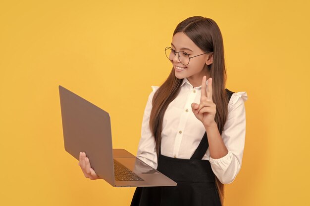 Enfant à lunettes adolescente utiliser un ordinateur portable pour la communication éducation moderne retour à l'école