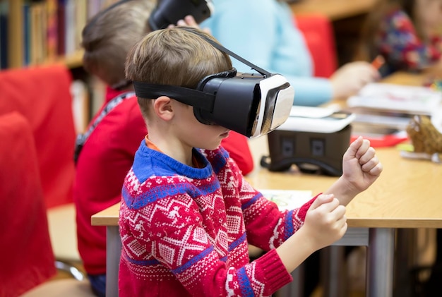 Enfant à lunettes virtuelles Le garçon à lunettes 3D