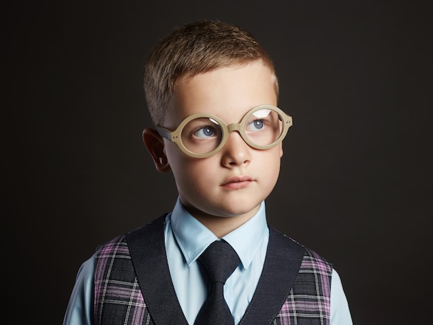 Enfant à lunettes