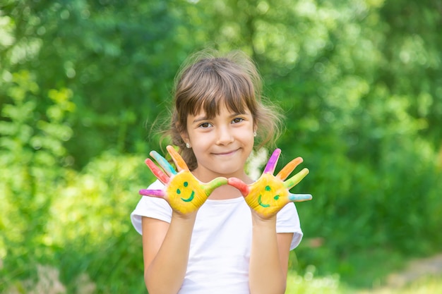 Enfant mains peint un sourire.