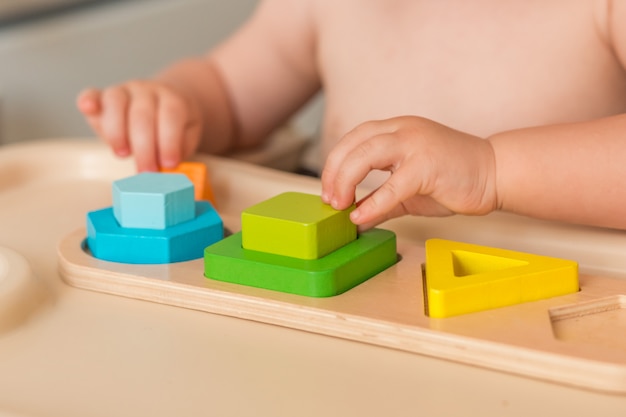 L'enfant à la maison manipule du matériel de montessori pour apprendre