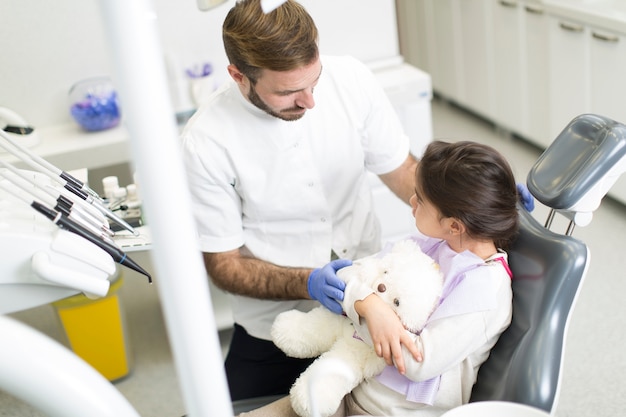 Enfant malade chez le dentiste