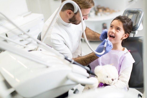 Enfant malade chez le dentiste