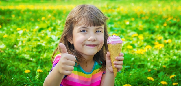 L&#39;enfant mange de la glace. Mise au point sélective.