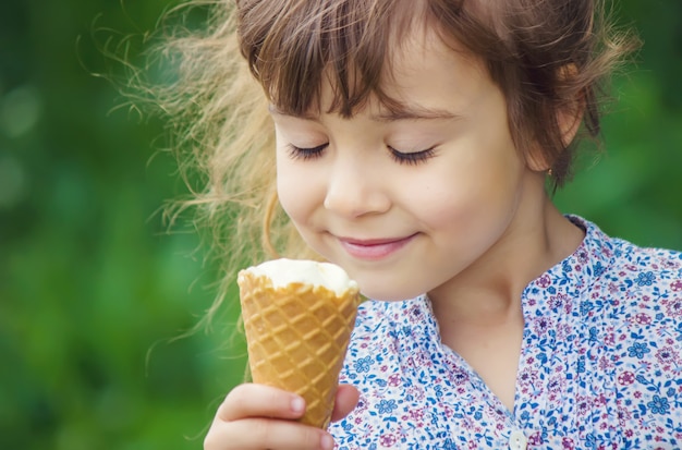 L&#39;enfant mange de la glace. Mise au point sélective.