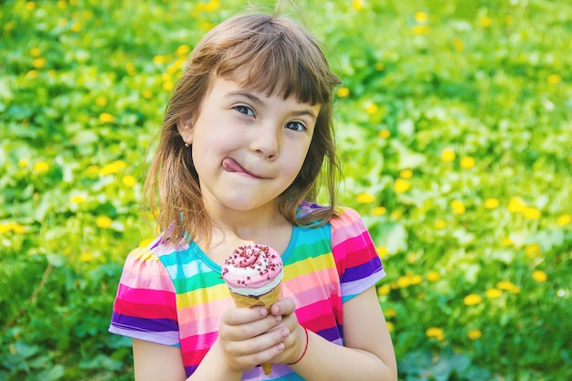 L&#39;enfant mange de la glace. Mise au point sélective.