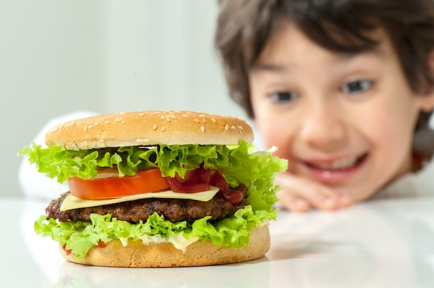 Enfant mange hamburger