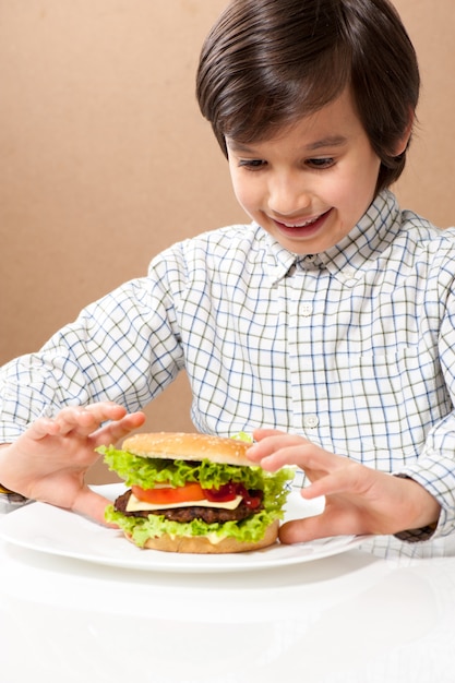 Enfant mange hamburger