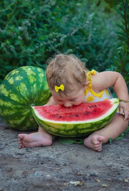 L'enfant mange de la pastèque en été. Mise au point sélective. De bébé.