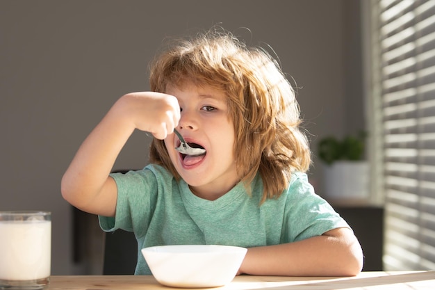 Enfant mangeant des aliments sains à la maison bébé mange de la soupe avec une cuillère