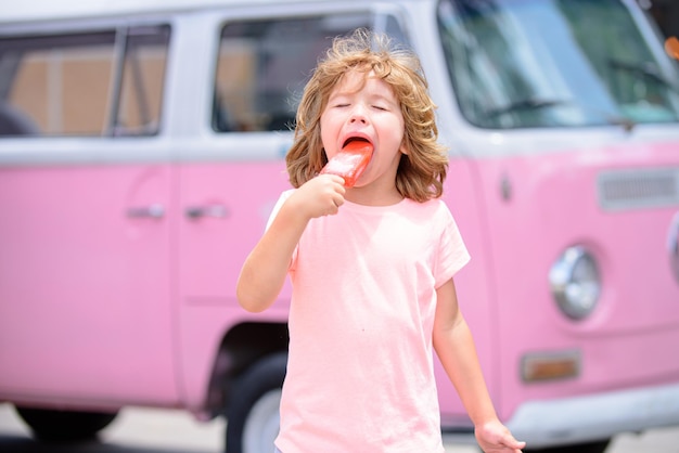 Enfant mangeant de la crème glacée. Kid avec dessert glacé à la main. Glace délicieuse.
