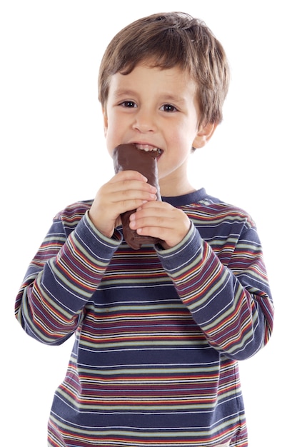 Enfant mangeant du chocolat sur fond blanc