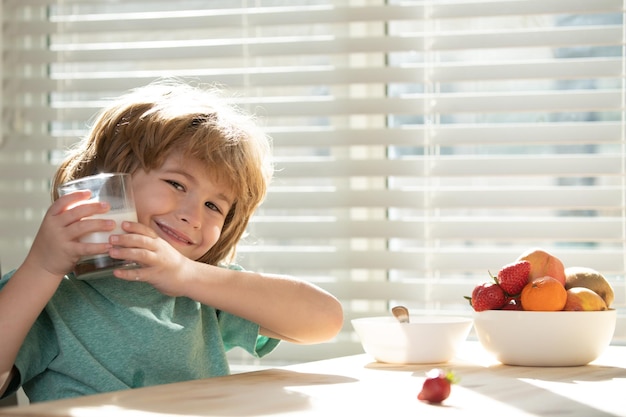 Enfant mangeant un petit déjeuner Enfant mangeant des aliments sains Alimentation saine pour les enfants