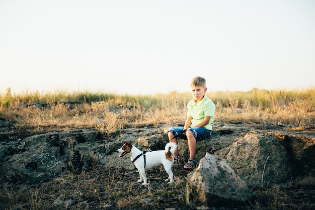 Enfant marchant avec un chien de compagnie