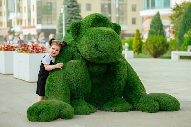 enfant marchant dans le parc