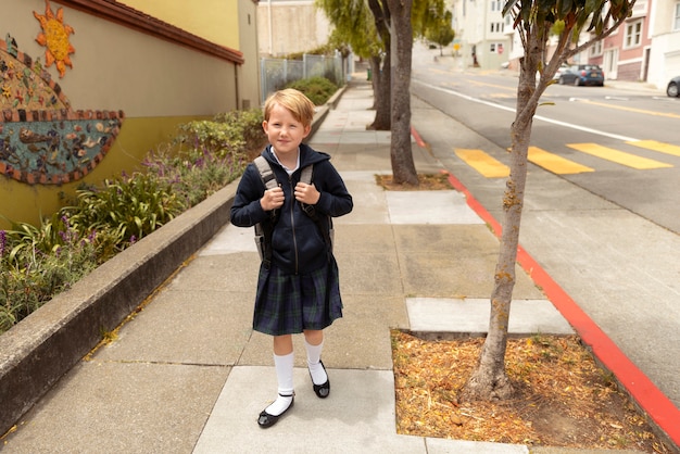 Enfant marchant pour le premier jour d'école