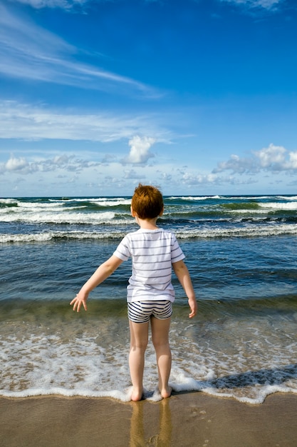 enfant marchant sur les rives de la mer Baltique