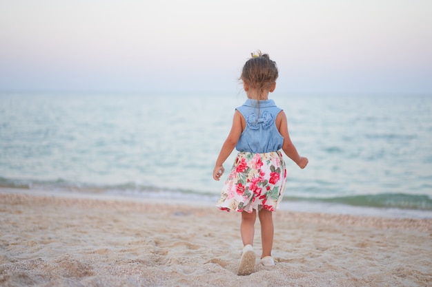 Enfant marchant sur le sable sur la plage