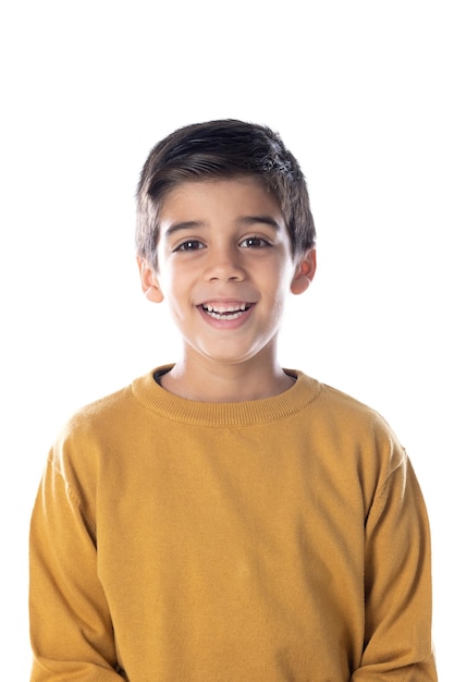 Enfant marron avec t-shirt jaune isolé sur fond blanc