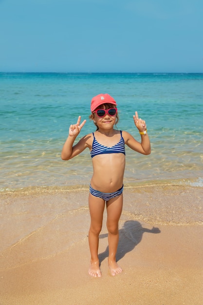 Enfant en mer au repos. Périple