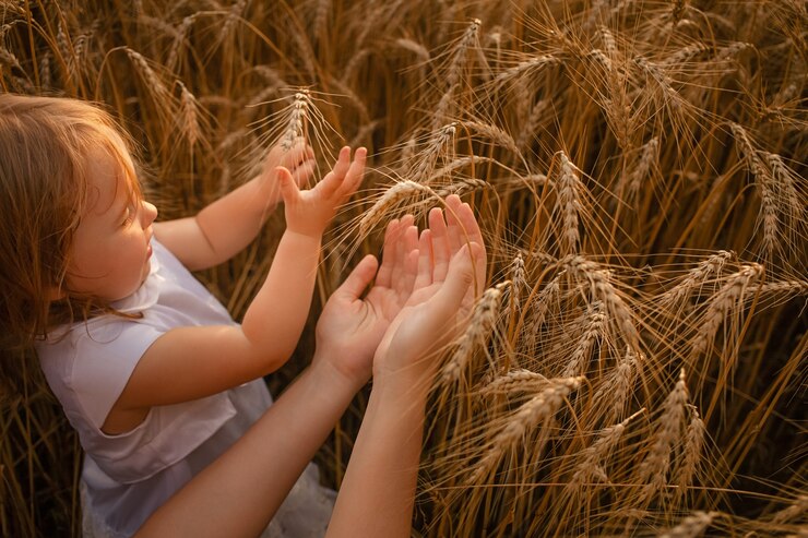 L'enfant et la mère caressent le blé