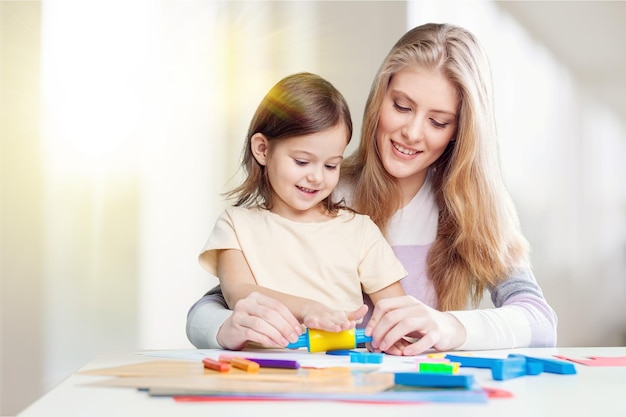 l'enfant et la mère jouent à un jouet en argile coloré