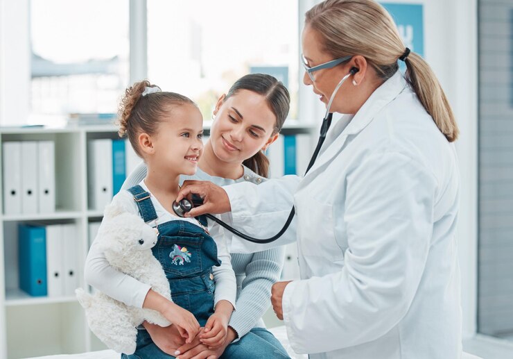 Photo enfant mère et médecin avec stéthoscope pour l'examen vérifier les poumons et les soins de santé maman fille heureuse et pédiatre écoutant la poitrine pour un test médical battement de cœur ou respiration à l'hôpital pour la cardiologie